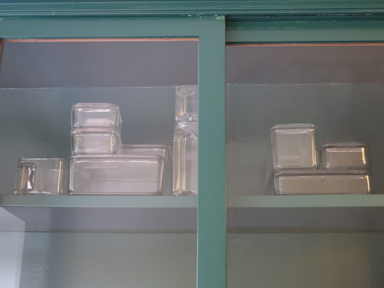 Imagen 4 Diseño de contenedores de vidrio creados por Wilhelm Wagenfeld. Casa museo Ernst May, Frankfurt. Fotografía Rodrigo Vera M. 